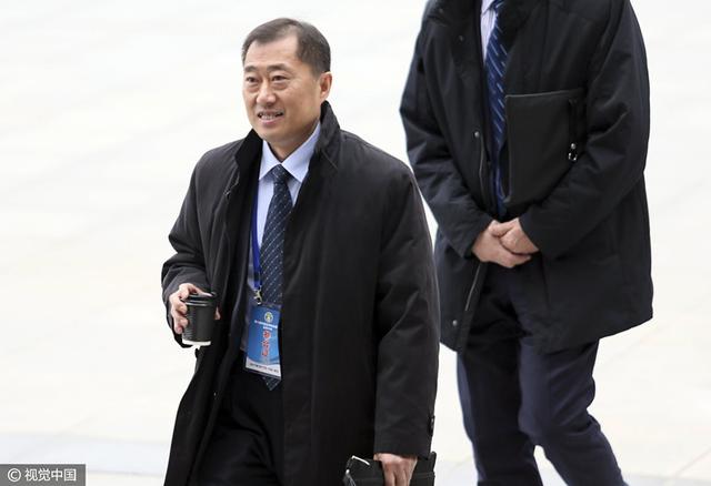 曝光的两款海报中，加菲也是将懒发挥到极致，无论怎样主打一个躺平。